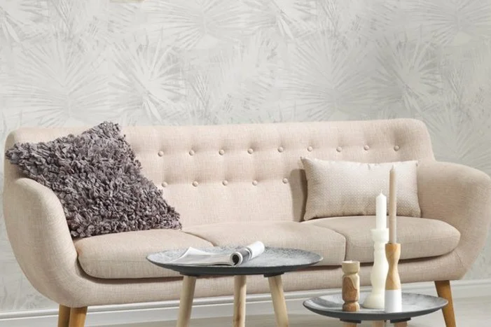 Helles Sofa mit Kissen und Beistelltischen